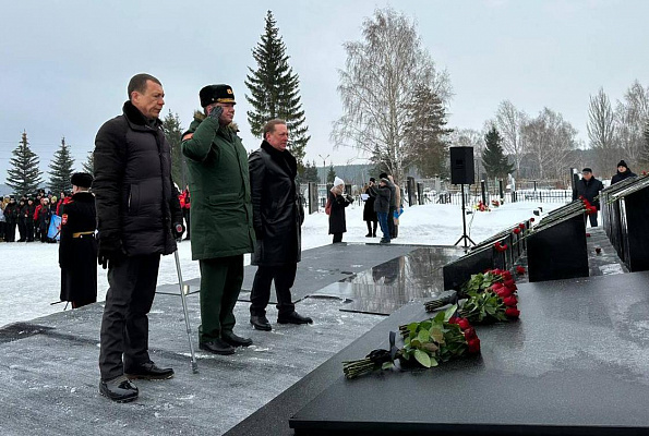 Айдар Метшин почтил память бойцов 80-го лыжного батальона